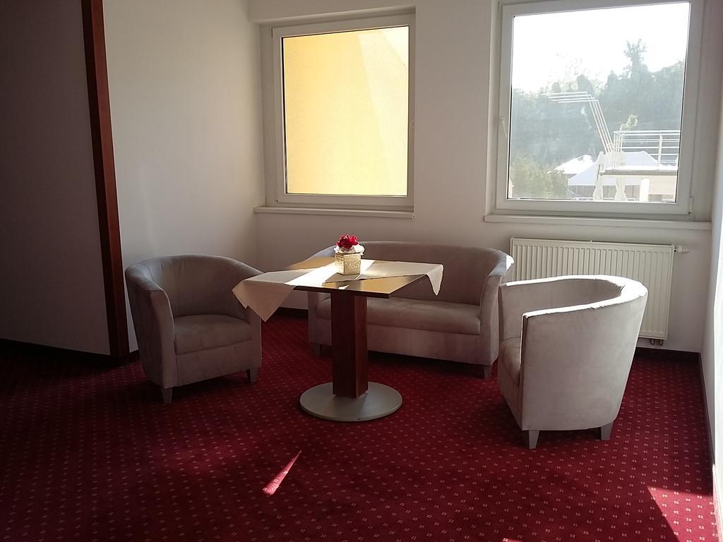 Hotel Auto Jas Nitra Exteriér fotografie